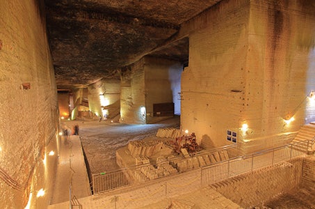 横浜発 知られざる日本の美 神秘的すぎる絶景パワースポットツアーin北関東 日帰り 大谷資料館・龍門の滝・島崎酒造・大谷寺、大谷磨崖仏1
